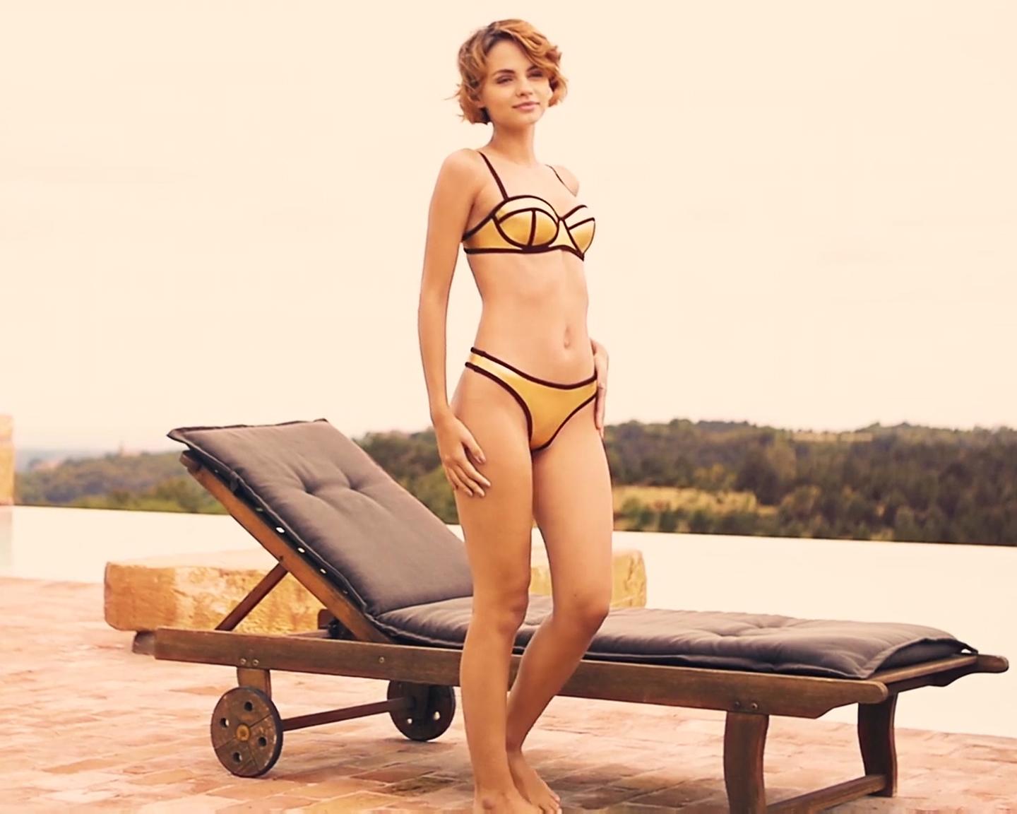 Playboy International (Ariel): Leuchtend wie die Sonne und schimmernd wie Gold, so...