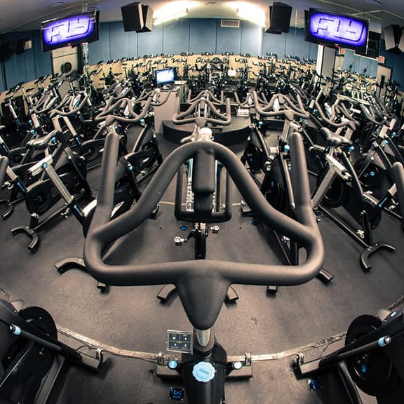 Spinnen auf dem nächsten Level: Schwitzen durch einen FlyWheel-Kurs