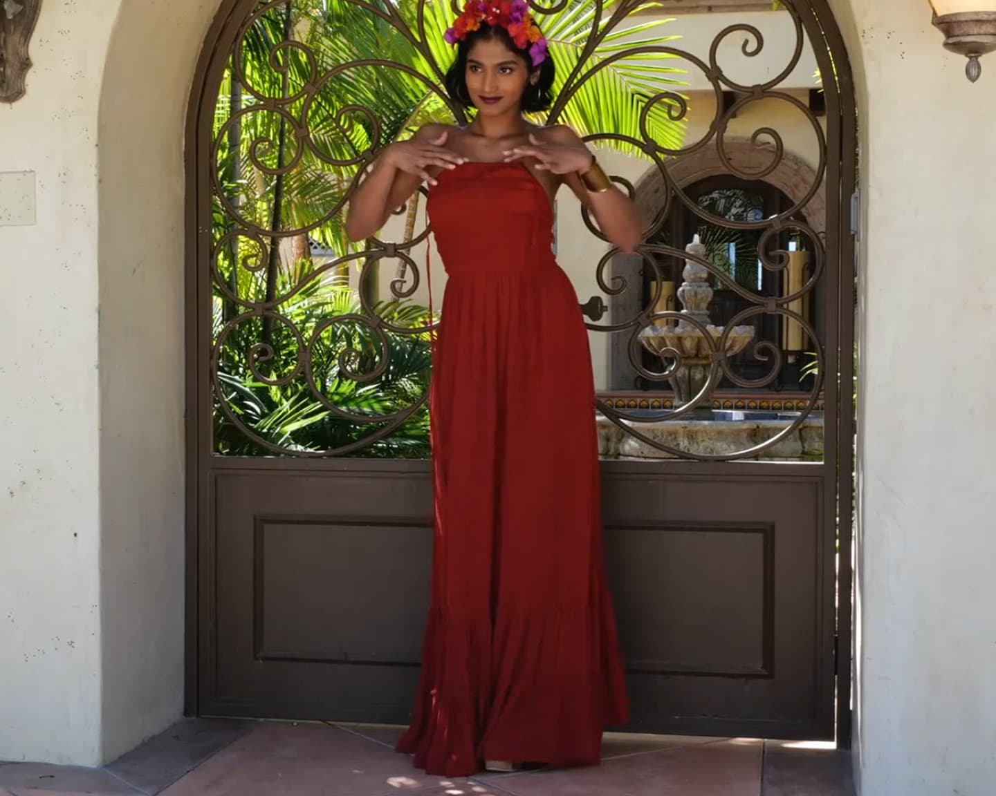 Playboy Muse (Angel Constance): In einem langen roten Kleid mit lieblichen Blumen...