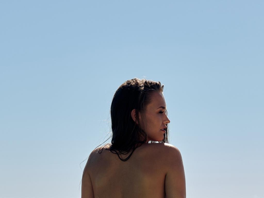 Playboy Titelstrecke (Laura Müller): Bei der sexy Laura Müller ist sogar ihr Rücken eine Augenweide! Entspannung pur für Laura und Enstpannung pur für Dich!