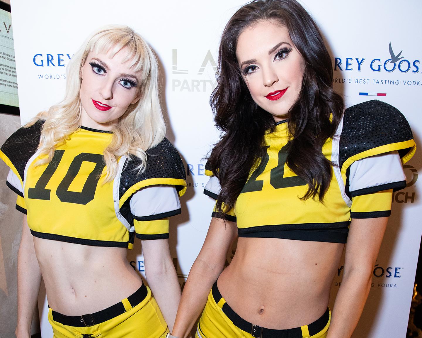 Unten im Bild halb verloren eine Wodka Delikatesse, doch viel wichtiger sind die sexy Playboy Hostessen!