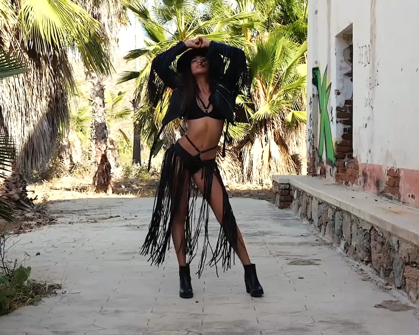 Playboy Muse (Katherinne Sofia): Die zauberhafte Katherinne trägt ein extrem sexy Fransen-Cowgirl-Outfit...