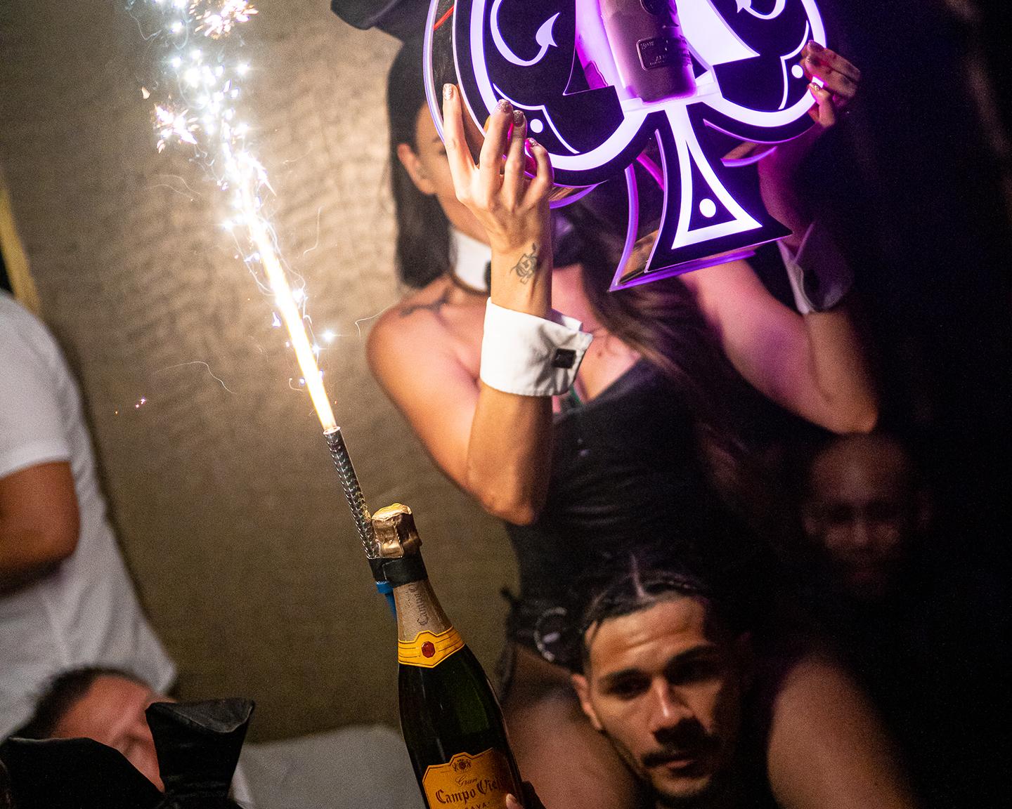 Playboy Midsummer Nights Dream - Wie bringt ein Playmate den Champagner zum Tisch?! Nicht langweilig, sondern besonders extravagant!