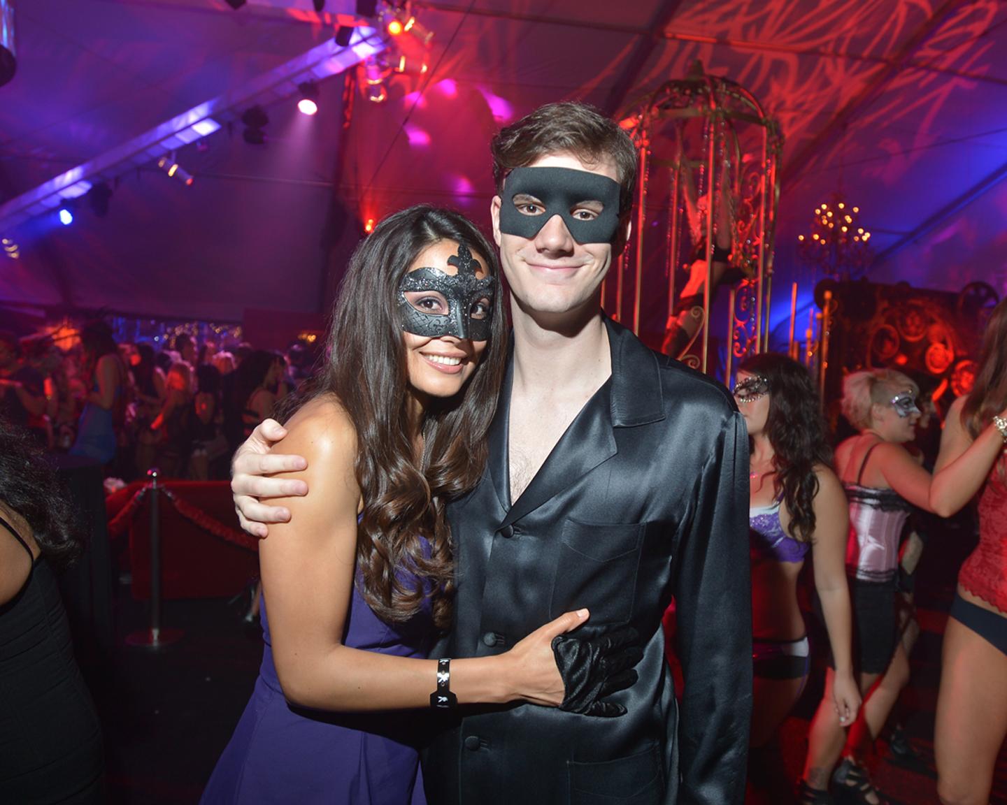 Ist er es wirklich? Hier bei uns auf der Playboy Party? JA, ER IST ES! Oder doch nicht? Schwer zu erkennen unter dieser Maske…
