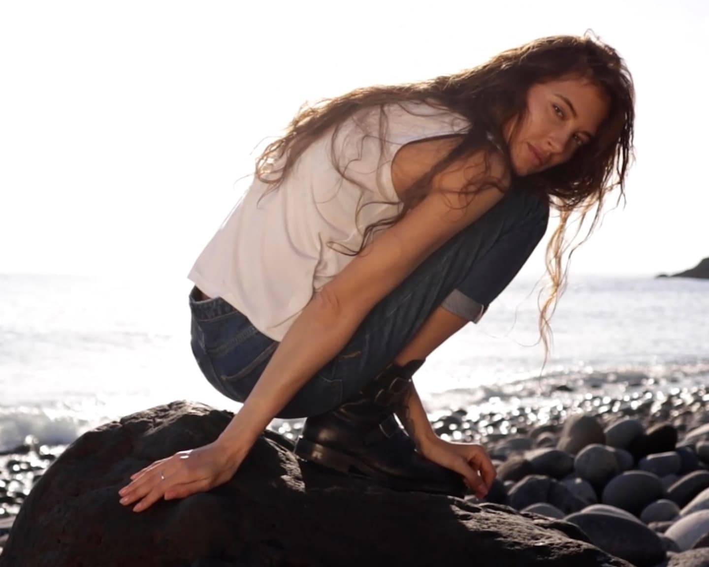 International (Taya Vais in Soul Searching): Taya Vais kehrt zum ersten Mal seit ihrem Debüt im Jahr 2018 zu Playboy Plus zurück. Jetzt erkundet das russische Model mit dem Fotografen Henrik Pfeifer die Küste Spaniens. "Ich bin ein Introvertierter", sagt Taya über ihre Persönlichkeit, während sie beginnt, für die Kamera zu posieren. "In meinem normalen Leben bin ich ziemlich konservativ und habe einen [kleinen] Kreis von Menschen, die mir nahe stehen. Taya erzählte uns dann, was in ihrer Welt am wichtigsten ist. "Meine Priorität ist die Familie", sagt sie nachdenklich. "Ich engagiere mich für wohltätige Zwecke, und ich bin ein sehr kreativer Mensch. Ich zeichne, nähe, mache Skulpturen und fotografiere. Außerdem liebe ich es zu reisen und das oft allein. Aber was sie am meisten liebt? Pferde. "Meine Leidenschaft? Ich liebe es, zu reiten", lächelt sie. "Das ist die Zeit, in der ich mit der Natur allein sein kann." Was ihre Arbeit betrifft, so findet Taya Schönheit im Nackt-Posing. "Wenn ich dem Fotografen vertraue, dann wird das Shooting zu einem Tanz", erzählt Taya. "Nackt zu posieren ist eine Möglichkeit, Weiblichkeit, Liebe und Stärke gleichzeitig auszudrücken. Ich freue mich, wenn jemand durch das Betrachten meiner Fotos ein bisschen glücklicher wird."