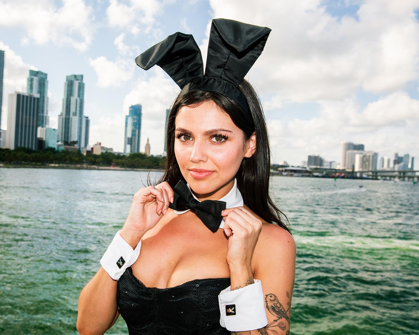 Muss ja alles schön ordentlich sitzen... auch die Fliege vom zauberhaften Playmate anläßlich der Playboy FantaSea Party