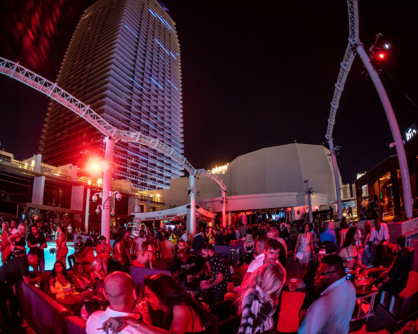 Playboy Midsummer Nights Dream - Playboy Parties mit Pool? Alles andere wäre zu wenig und zu wenig Spektakel!