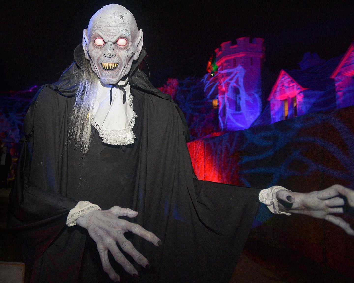Bei solchen Kostümen ist es klar, warum Halloween-Parties bei Playboy immer etwas krasser sind als woanders.