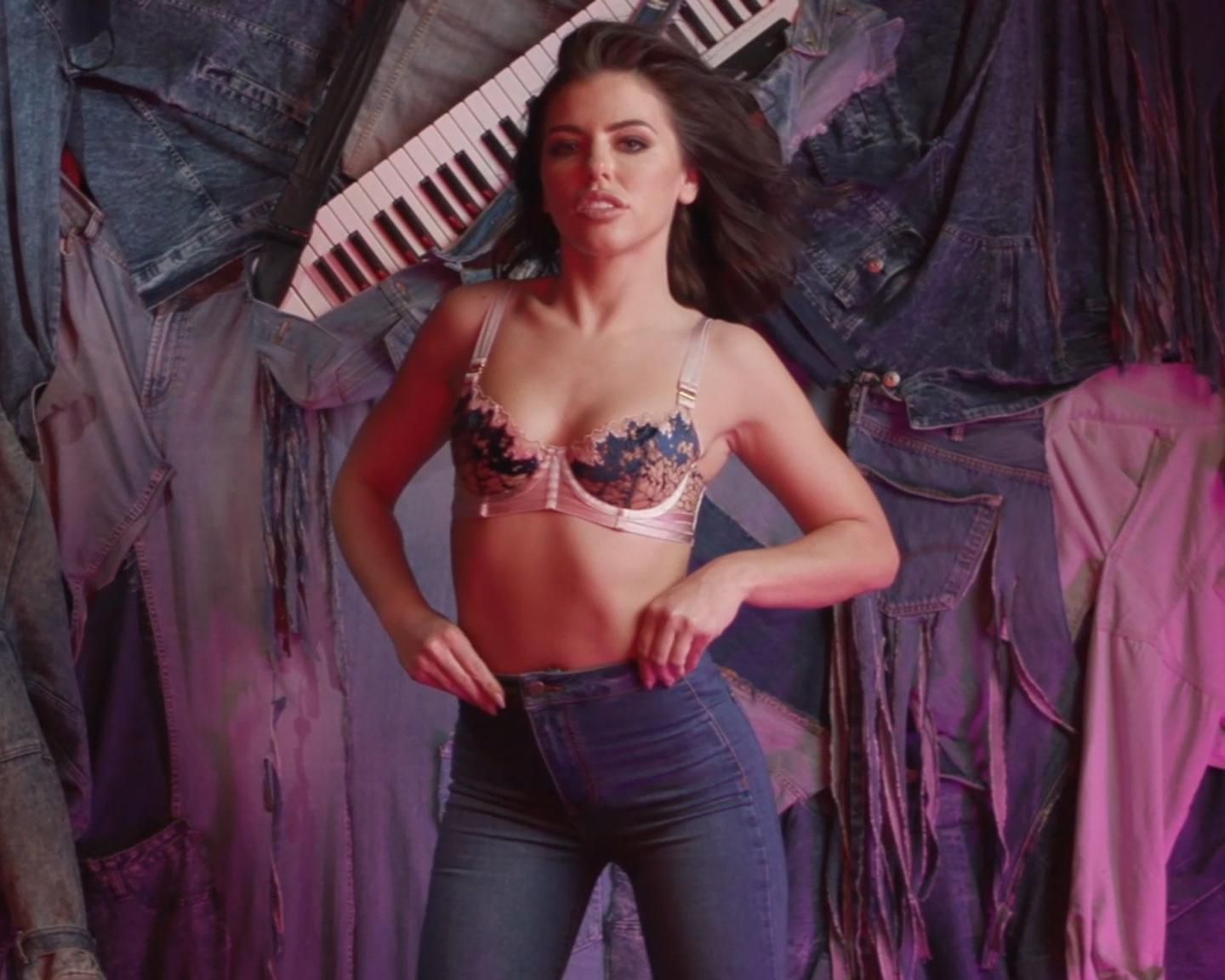 Playboy Adult Star (Adriana Chechik im Test der Zeit): "Nur ein Mädchen,...