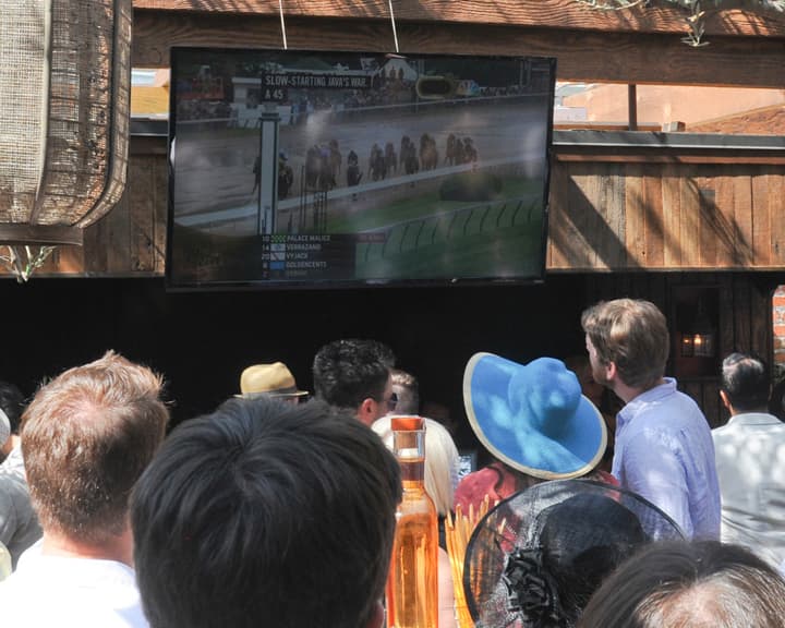Zum alterwürdigen Derby in Louisville, Kentucky, kommen die Fans von Luxus, schönen...