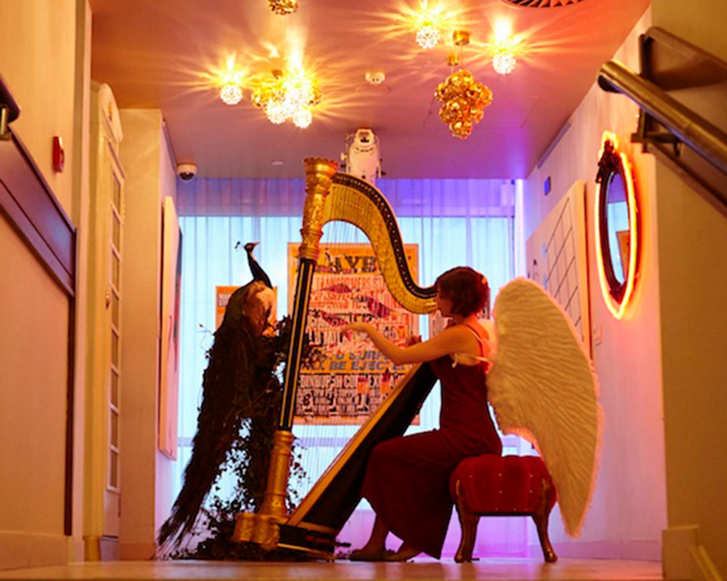 Beim Playboy Midsummer Night Dream in London wollen alle dabei sein, sogar Engel kommen für eine Serenade der Träume