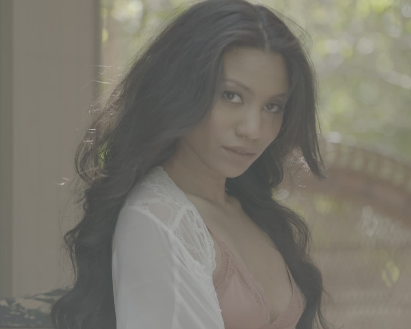 Playboy International (Fatima Kojima): Mit einem Hauch von Nichts bekleidet wandelt die...