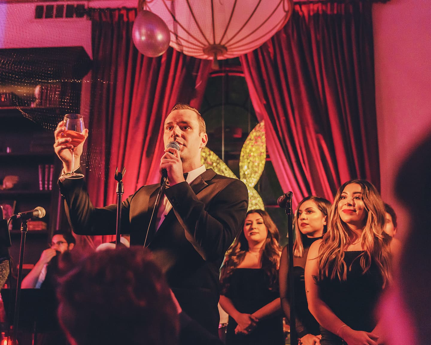 Auf ein frohes neues Jahr, das wünscht uns Cooper Hefner zur Silvester...