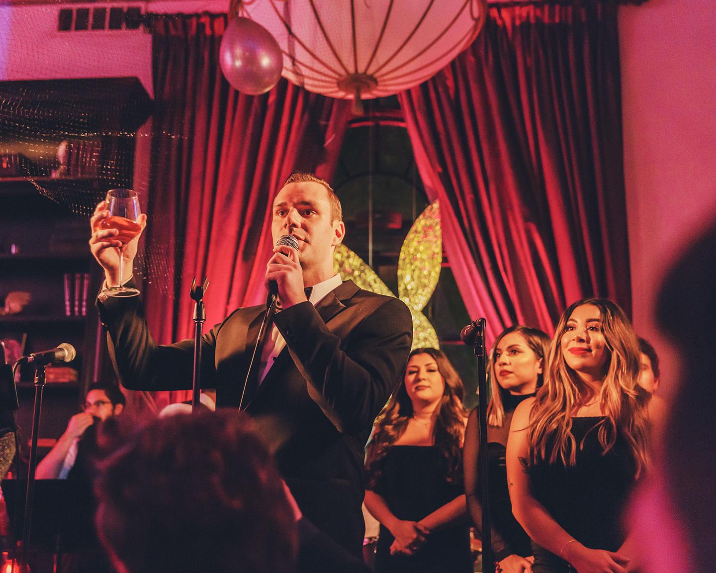 Auf ein frohes neues Jahr, das wünscht uns Cooper Hefner zur Silvester Party 2018 im eigenen Hause, welches nichts geringeres ist als die legendäre Playboy Mansion.