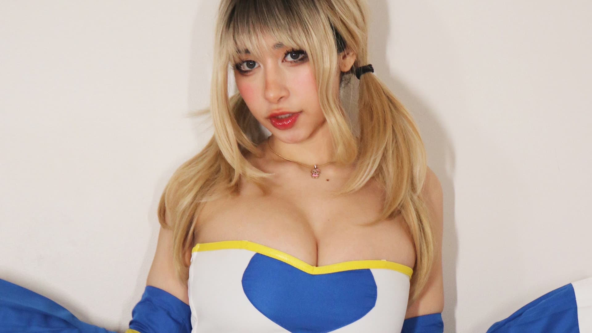 Rina Magi's Lucy Heartfilia Cosplay ist pure Magie