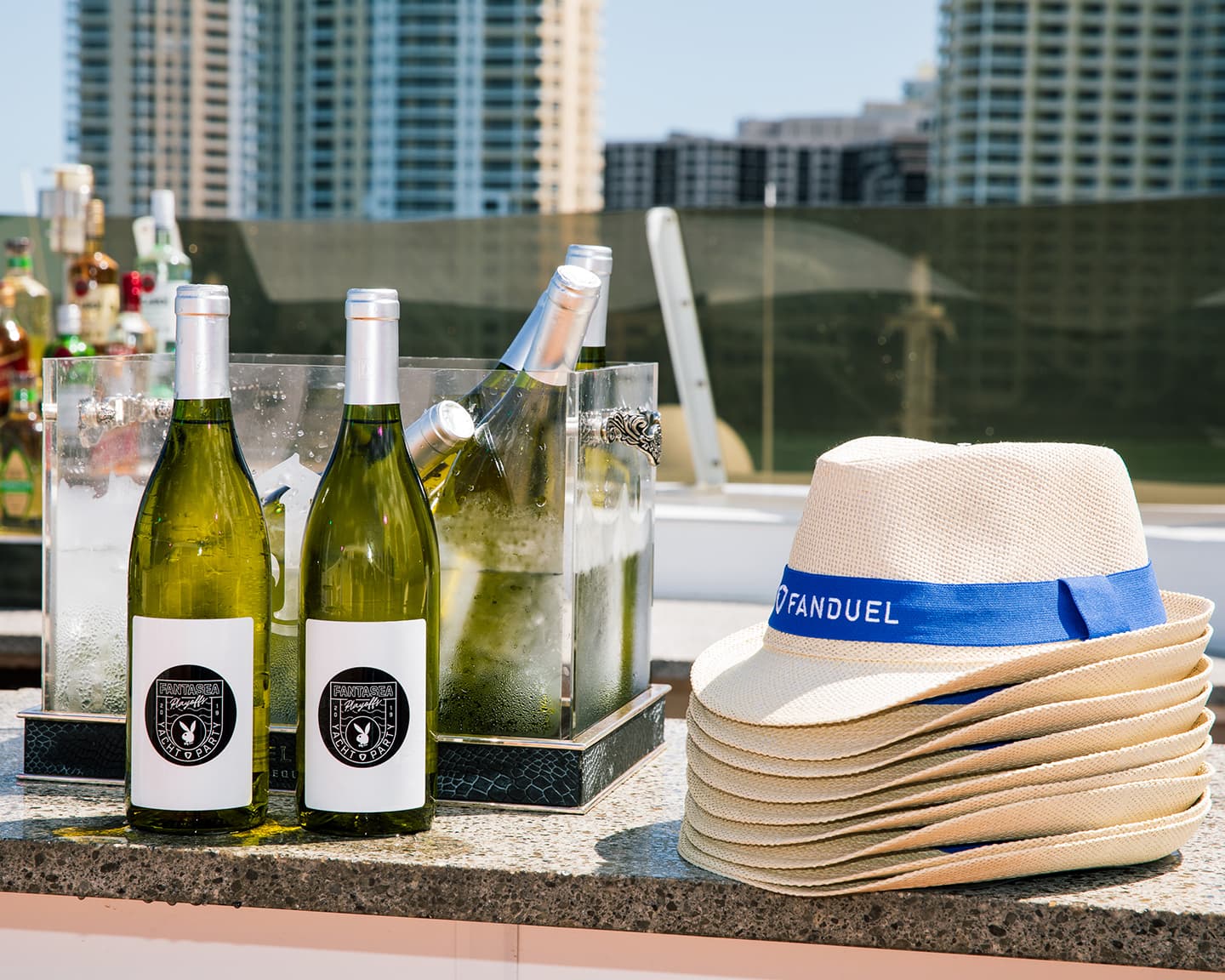 In Miami brennt die Sonne und für die Playboy-Party-Freunde steht der eisgekühlte...