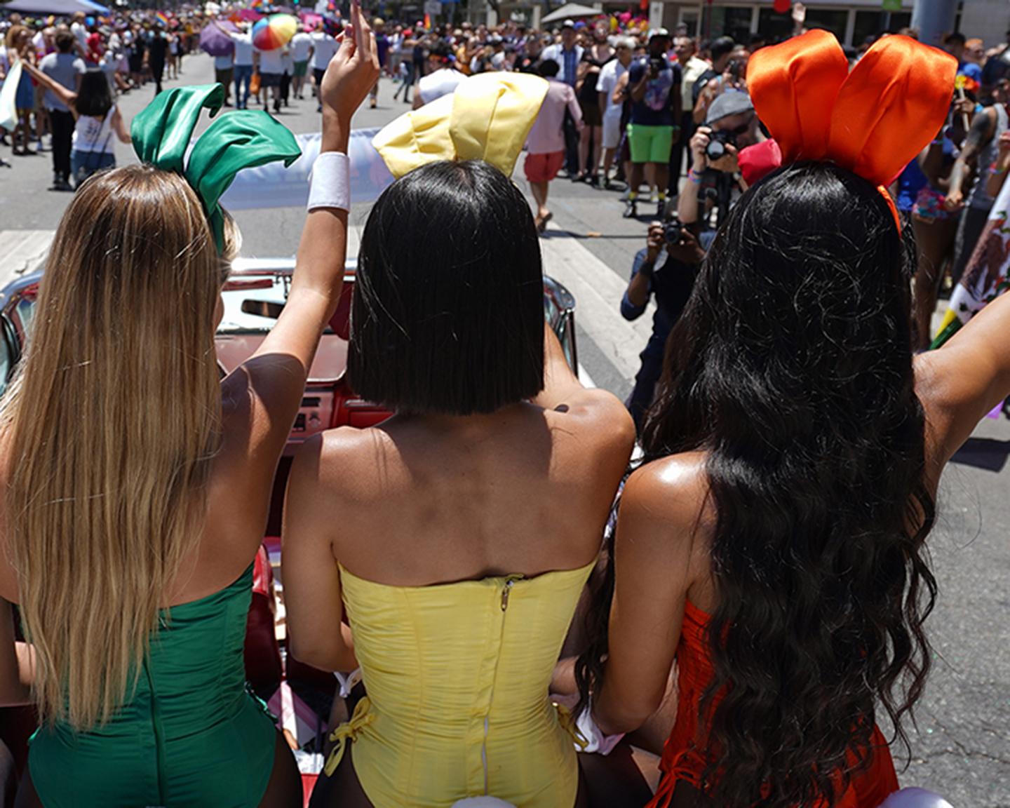 Es wird den tausenden Besuchern der Pride Parade 2018 in Los Angeles nicht entgangen sein: Die Playboy Bunnies tragen sogar selbst die Regenbogenfarben als Outfit!