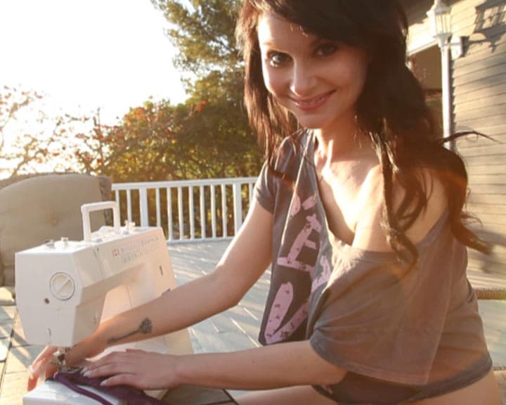 Scheint vielseitig begabt zu sein und kann sich selbst Klamotten nähen: die...