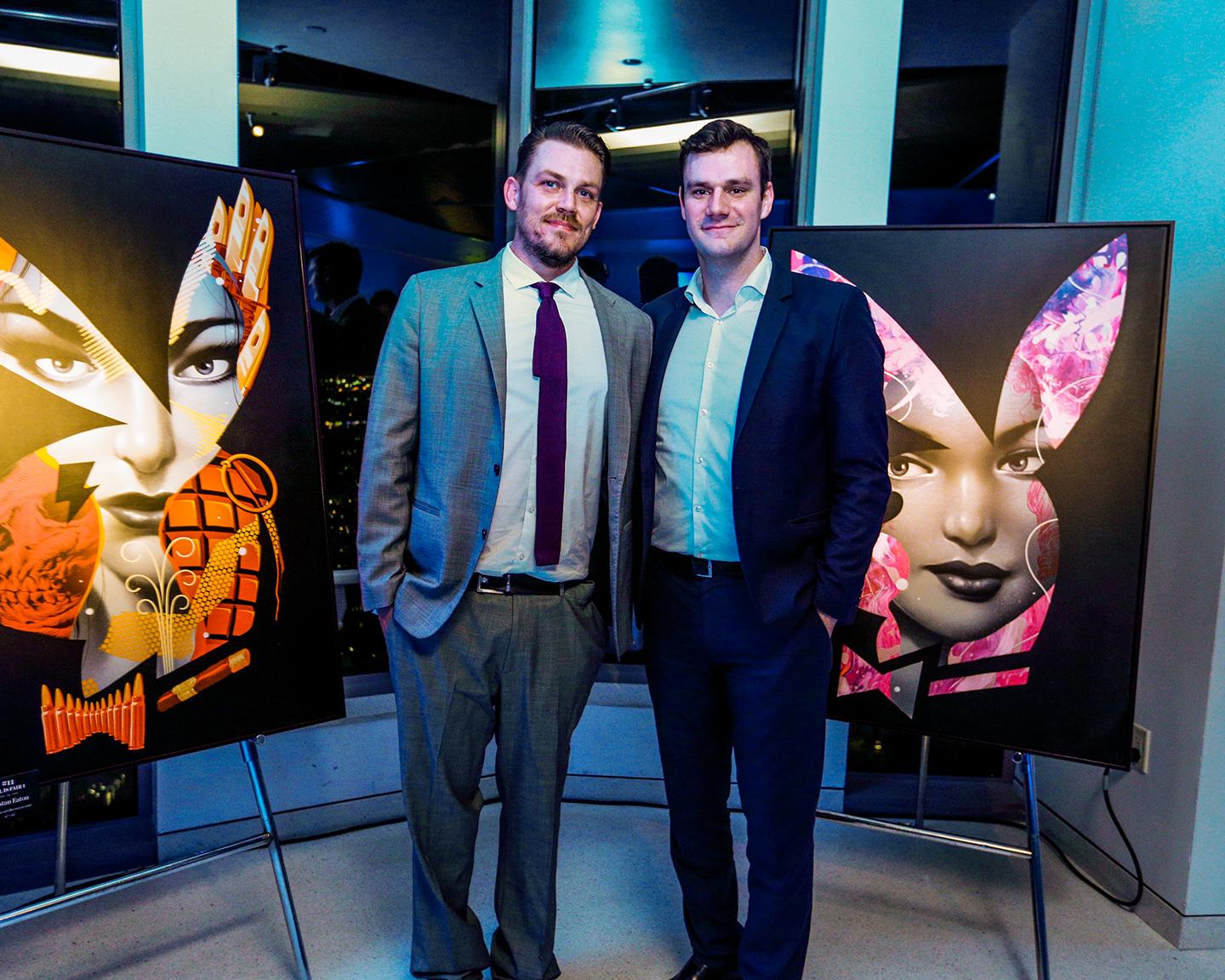 Der Künstler Tristan Eaton und Cooper Hefner bei "Creatives for Climate" und im Hintergrund Eaton´s Interpretation vom berühmten Playboy Rabbit Head!