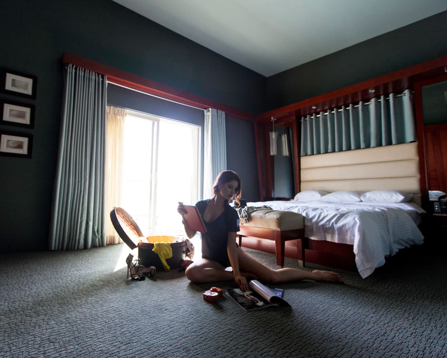 Wenn die sexy Amanda Cerny ihren Urlaubskoffer auspackt muss nicht viel dabei...