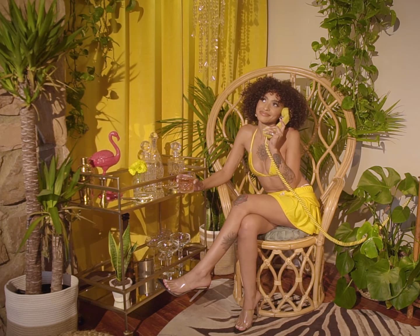 Playboy Muse (Sunni in Hey Sunshine): Gießen Sie sich einen Drink ein...