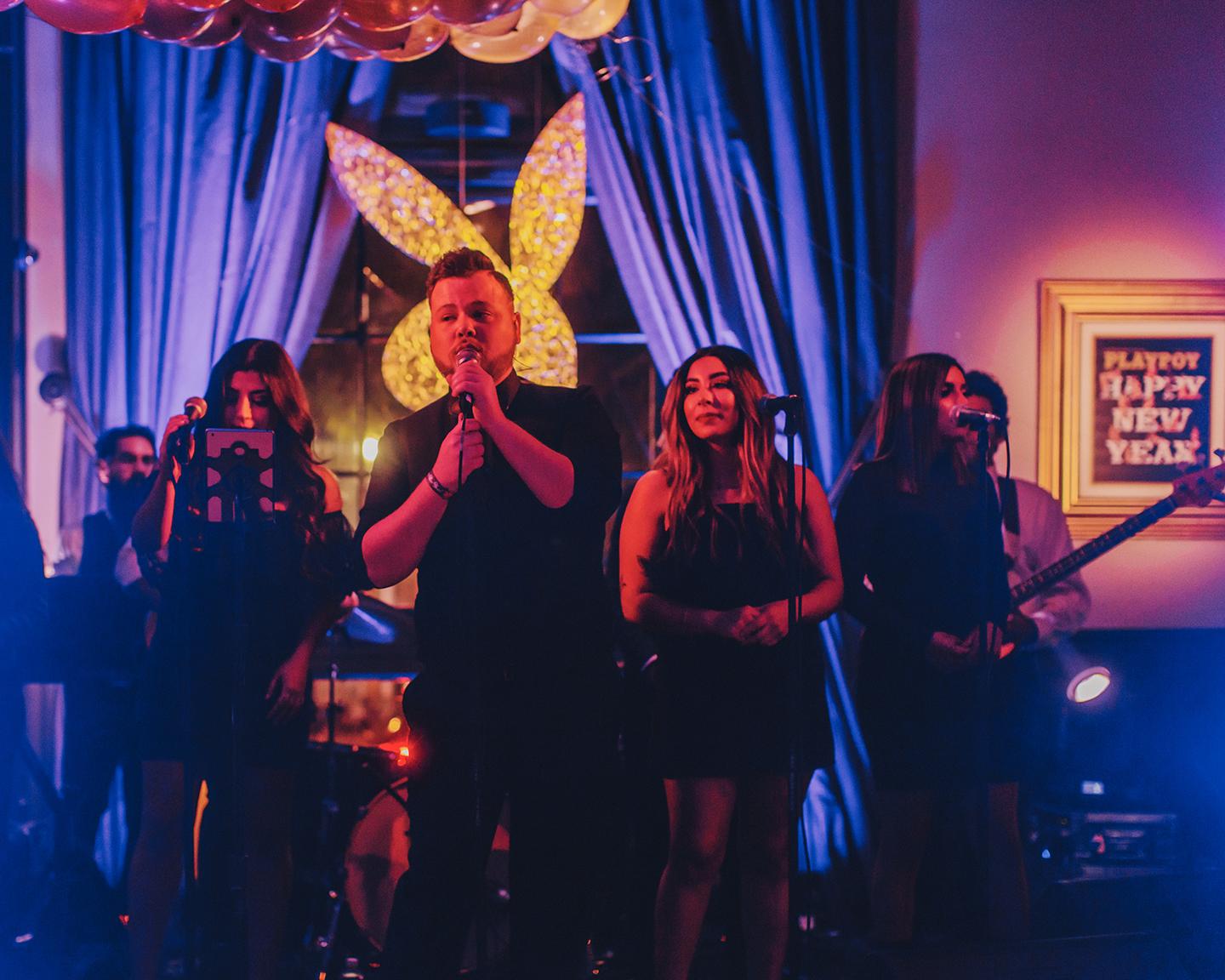 Playboy lädt ein zur großen Silvester Party und dazu gehören natürlich auch Schauspieler, Sänger und andere Größen aus dem Showbizz…