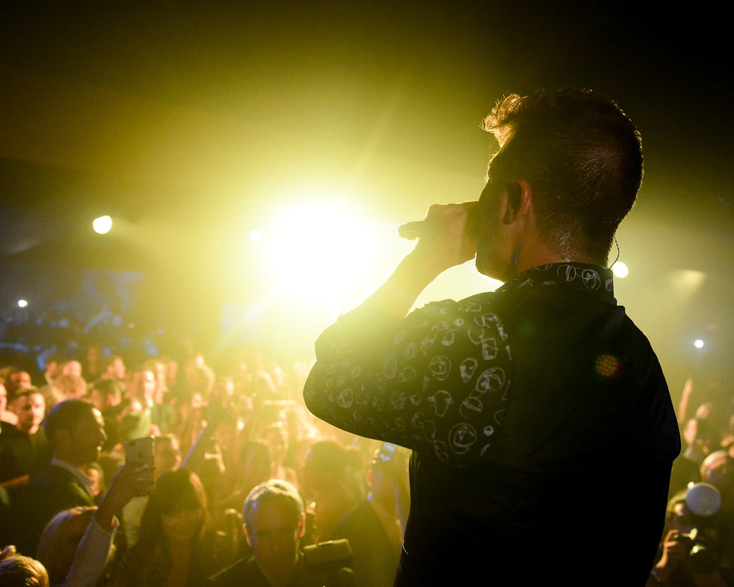 Oben auf der Bühne Robert Thicke und unten im Saal hunderte feiernde...