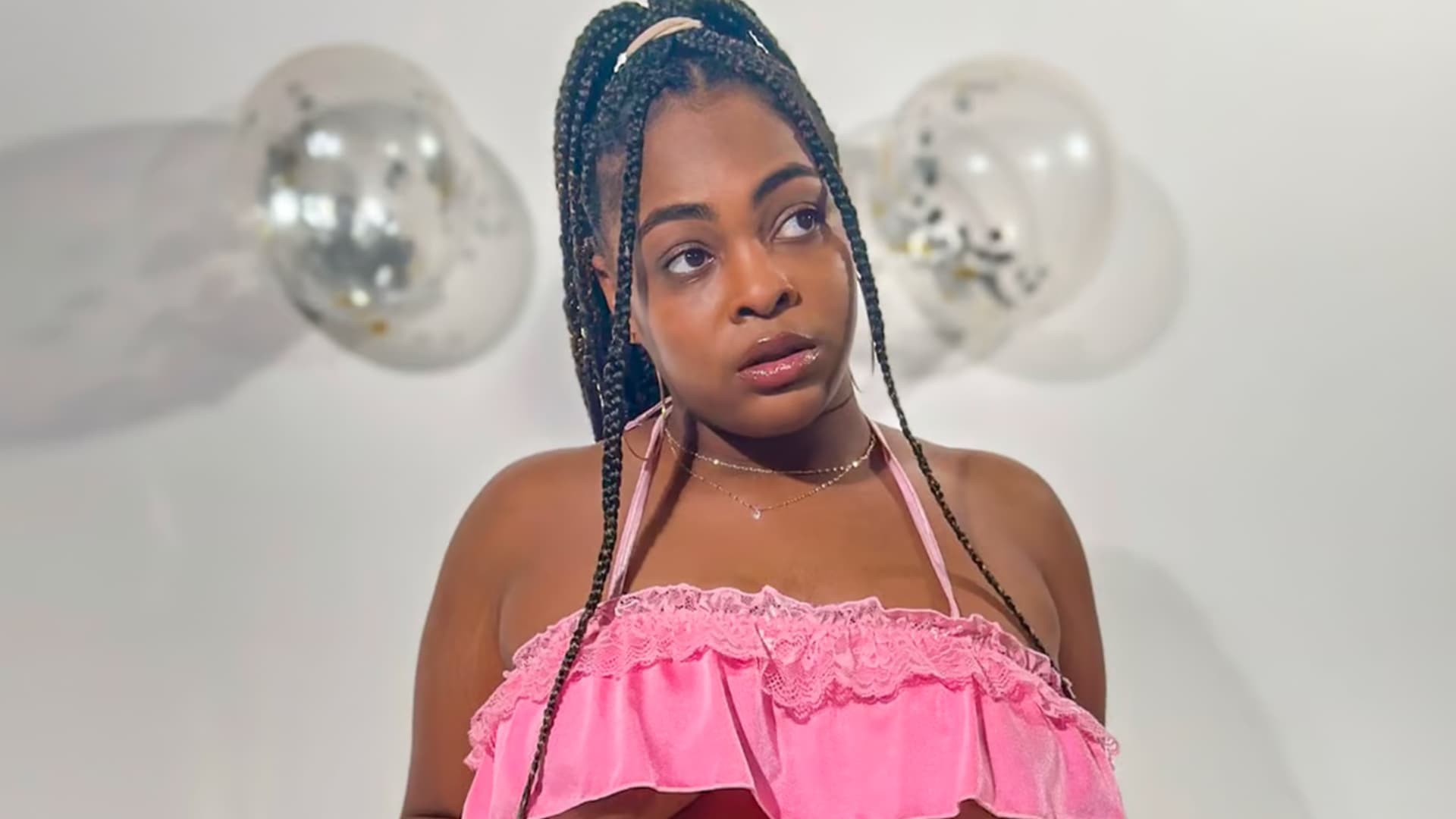 Tyler the Creator's "Sticky" hat Snickers Baby im Würgegriff