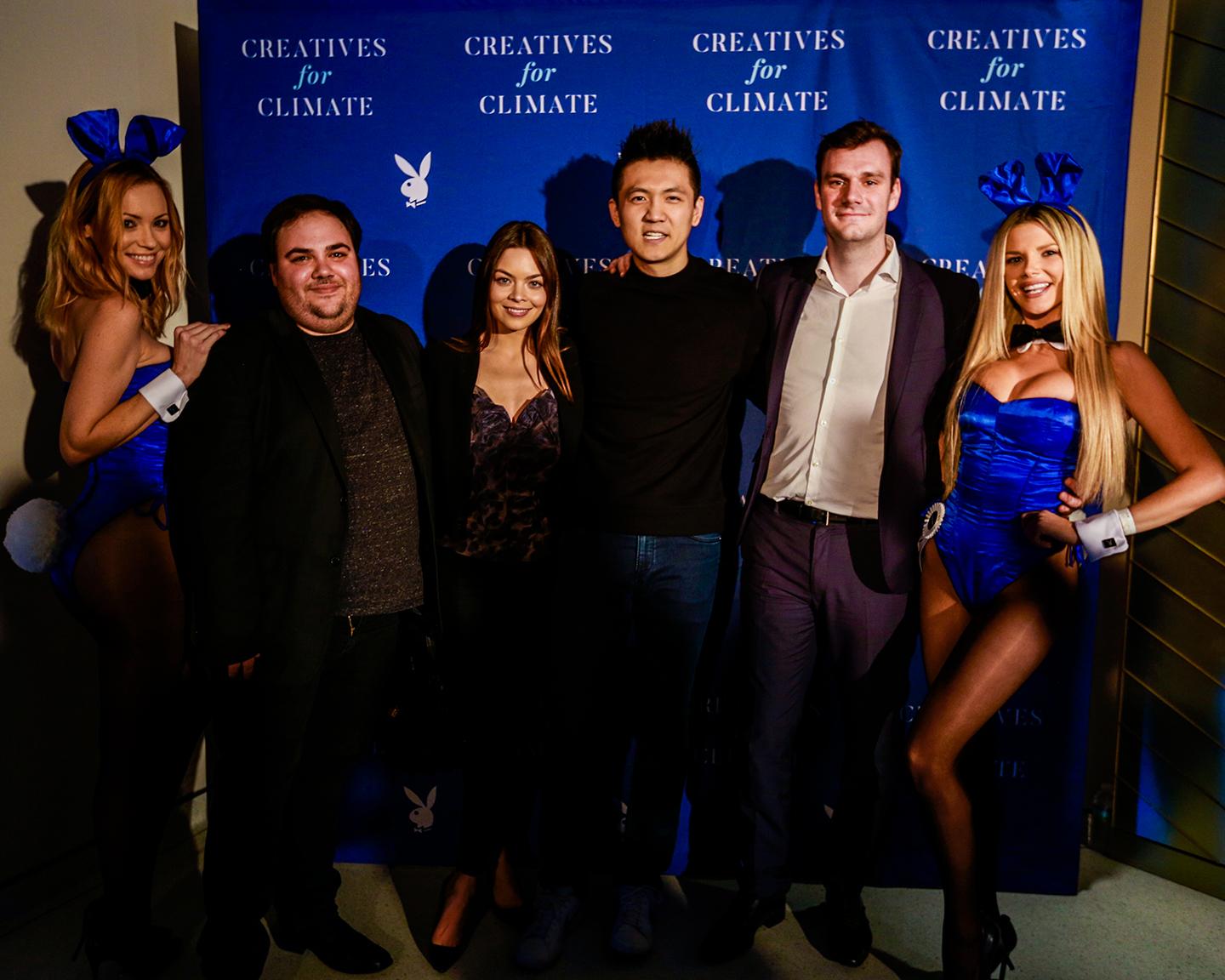 Cooper Hefner verbindet bei "Creatives for Climate" Kunst & Klimaschutz, genau wie die zahlreichen Künstlern aus allen Teilen der Welt, denn letztlich geht es ja eben um diese eine Welt, auf der wir leben!