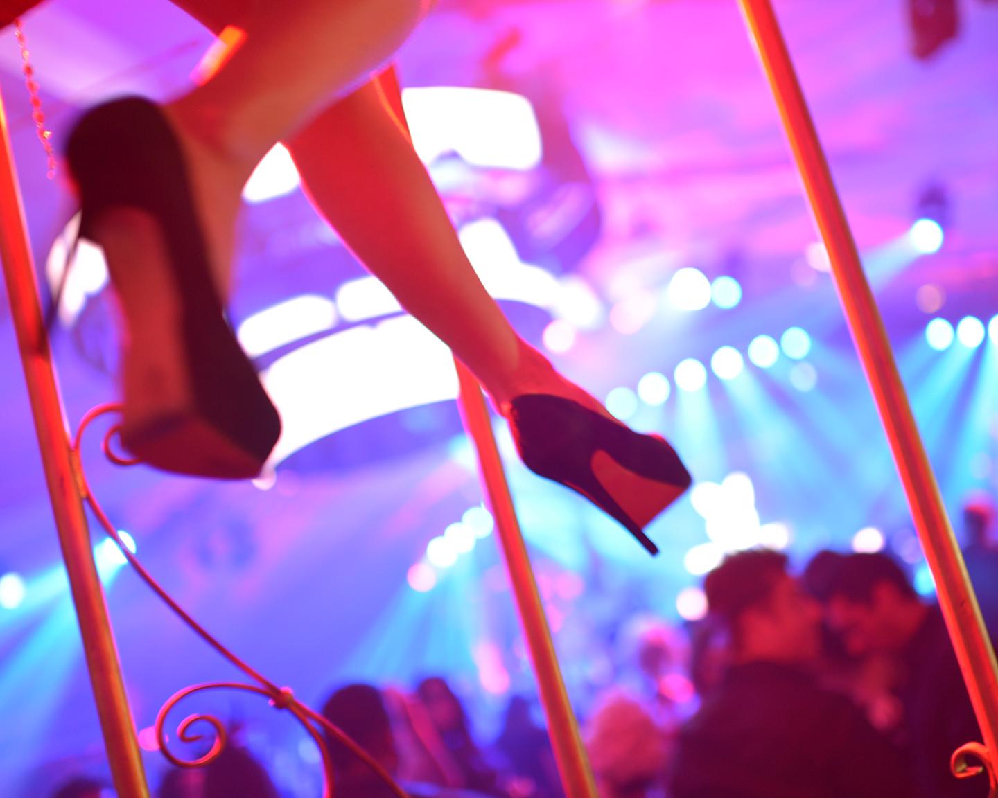Playboy Parties sind legendär, da reicht ein Blick in den Saal und man weiß warum das so ist.