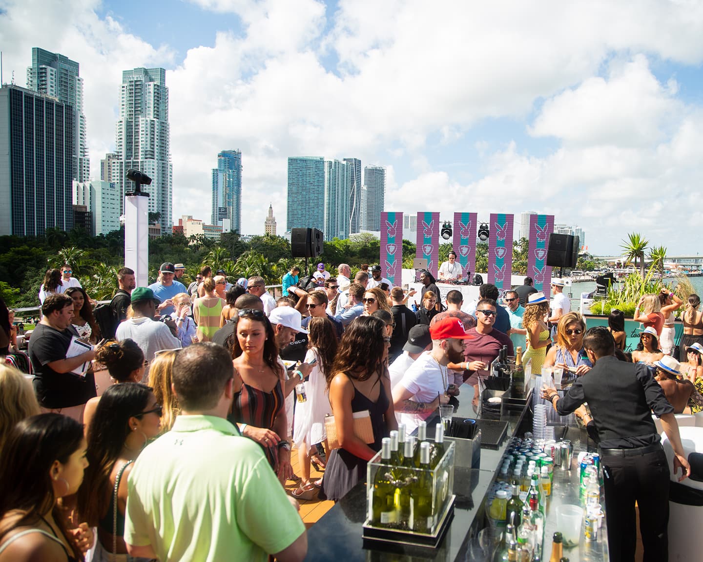 Miami Beach Skyline, eine Yacht, ein paar DJ´s und viele, viele Playboy...
