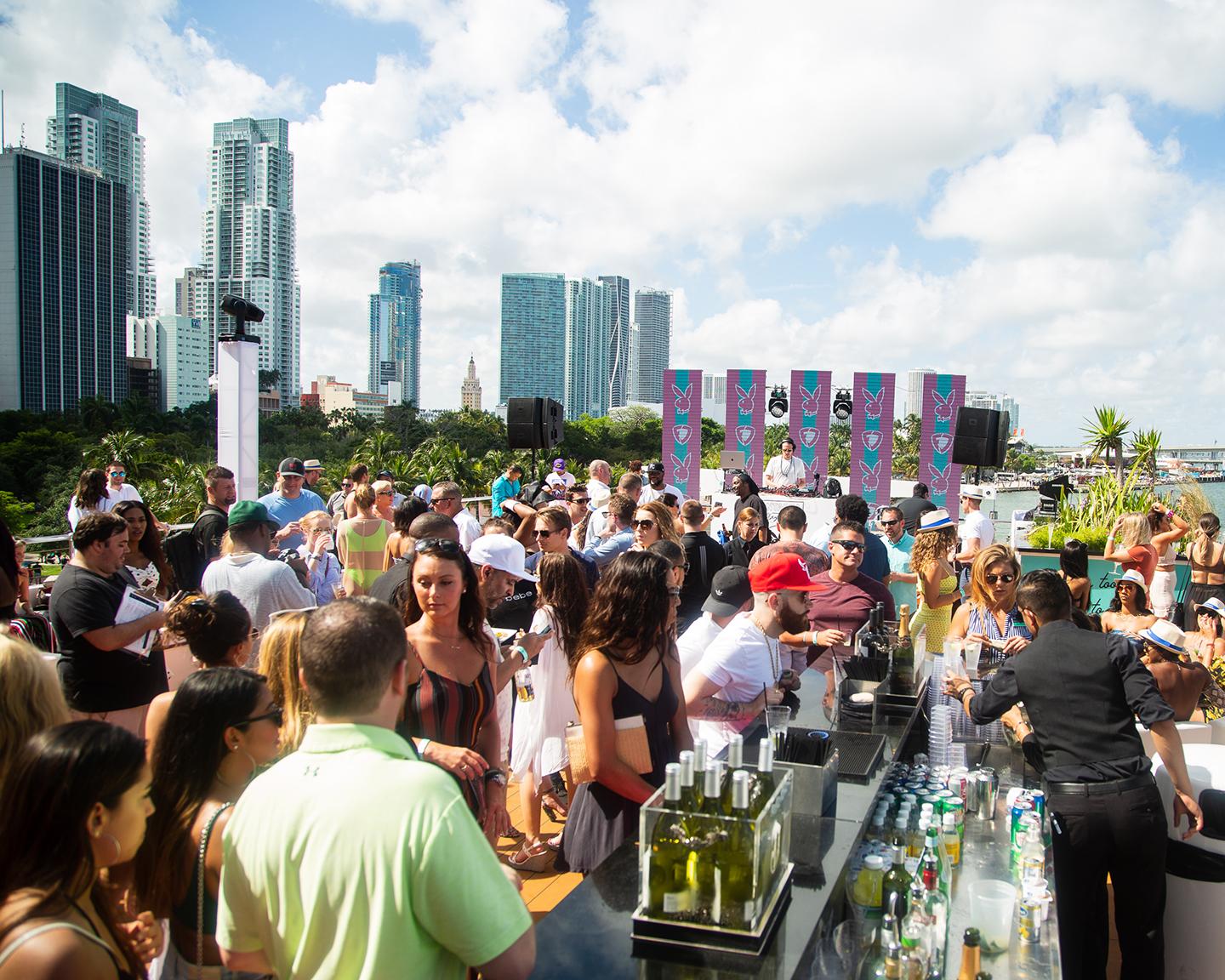Miami Beach Skyline, eine Yacht, ein paar DJ´s und viele, viele Playboy Bunnies... so stellt man sich doch die perfekte Party Location vor!