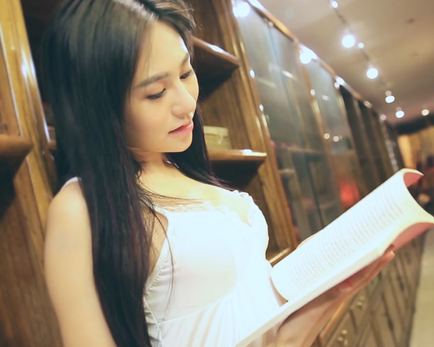 Playboy International (Wu Muxi): Große, dunkle, unschuldige Augen, welche uns zum Träumen...