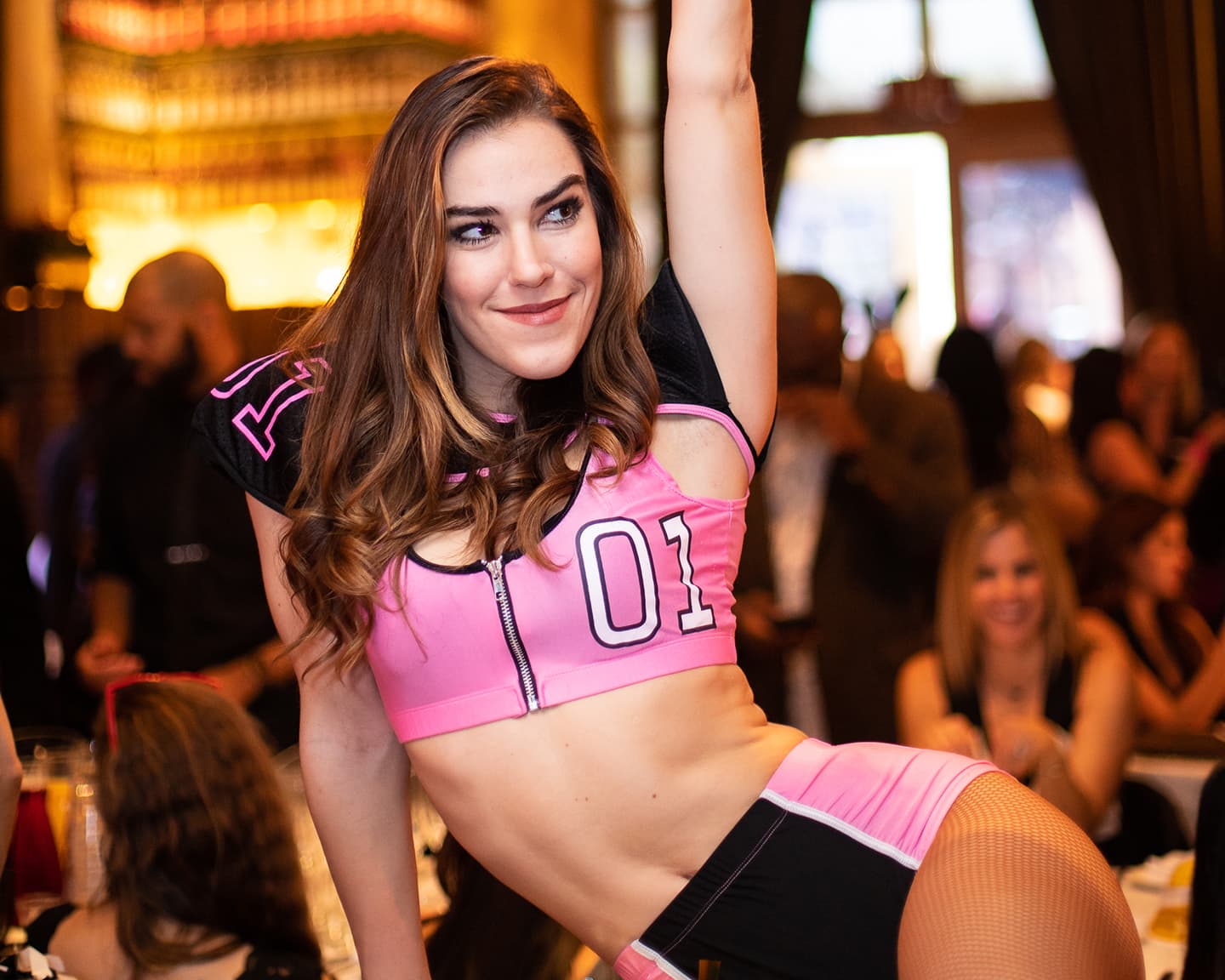 Was genau Cheerleader auf einer Playboy Party für eine Rolle spielen wissen...