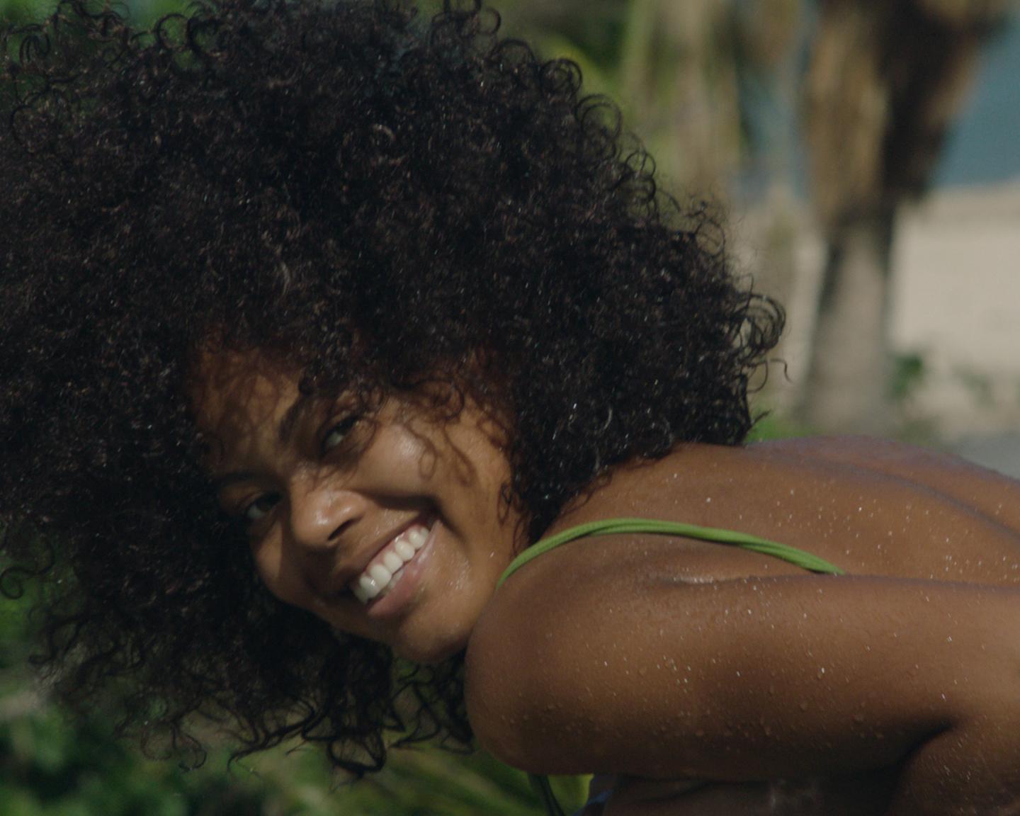 Playboy Playmate (Nereyda Bird): Mit der Blume im Haar schaut unsere zauberhafte...