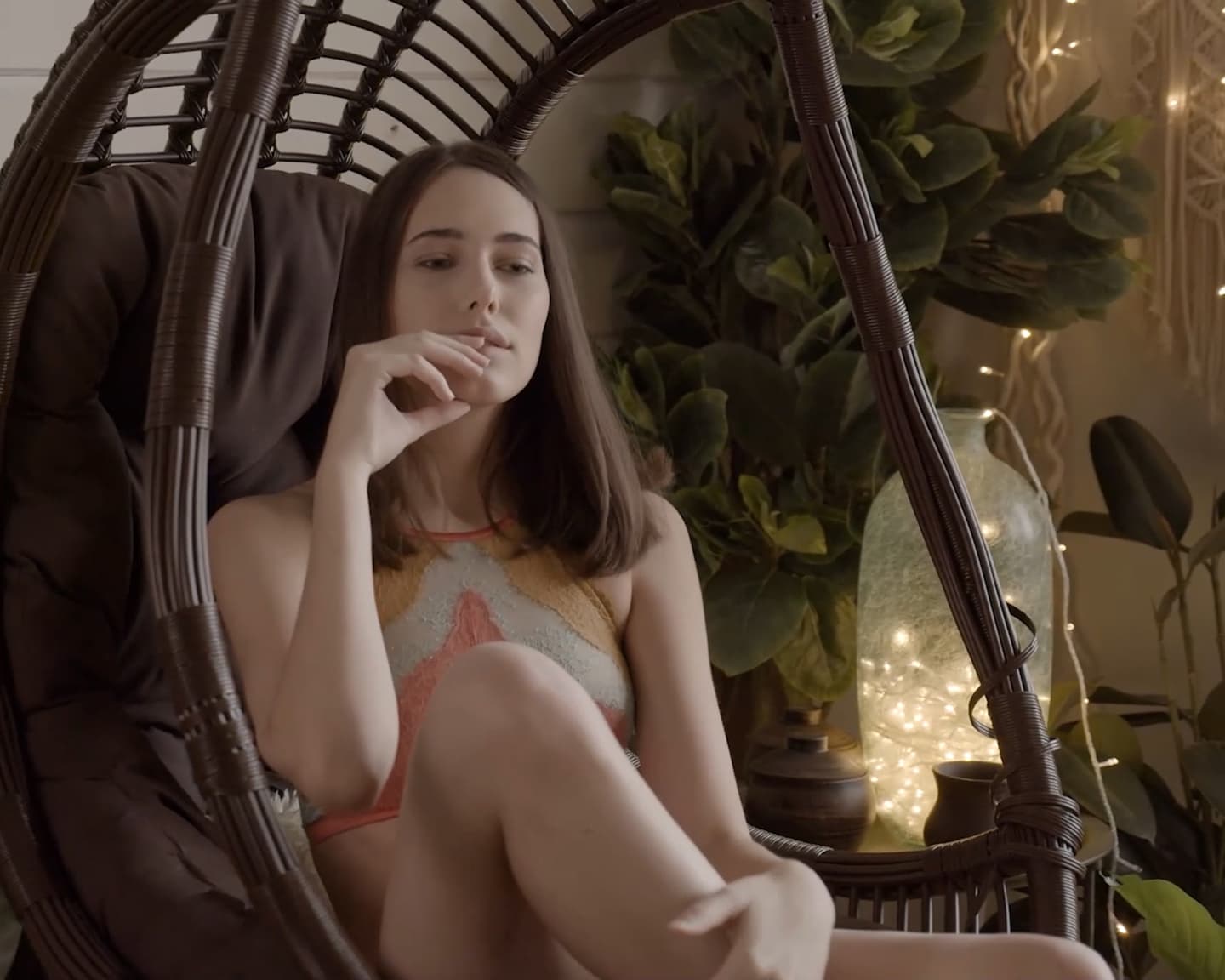 Playboy International (Katrine Pirs): Katrine Pirs in 'gefühlvolle Berührung'. Das internationale Model Katrine Pirs hat es sich zu Hause gemütlich gemacht und wird von David Merenyi fotografiert. Katrine ist in pastellfarbenen Dessous gekleidet und von funkelnden Lichtern umgeben, als sie uns von sich erzählt.