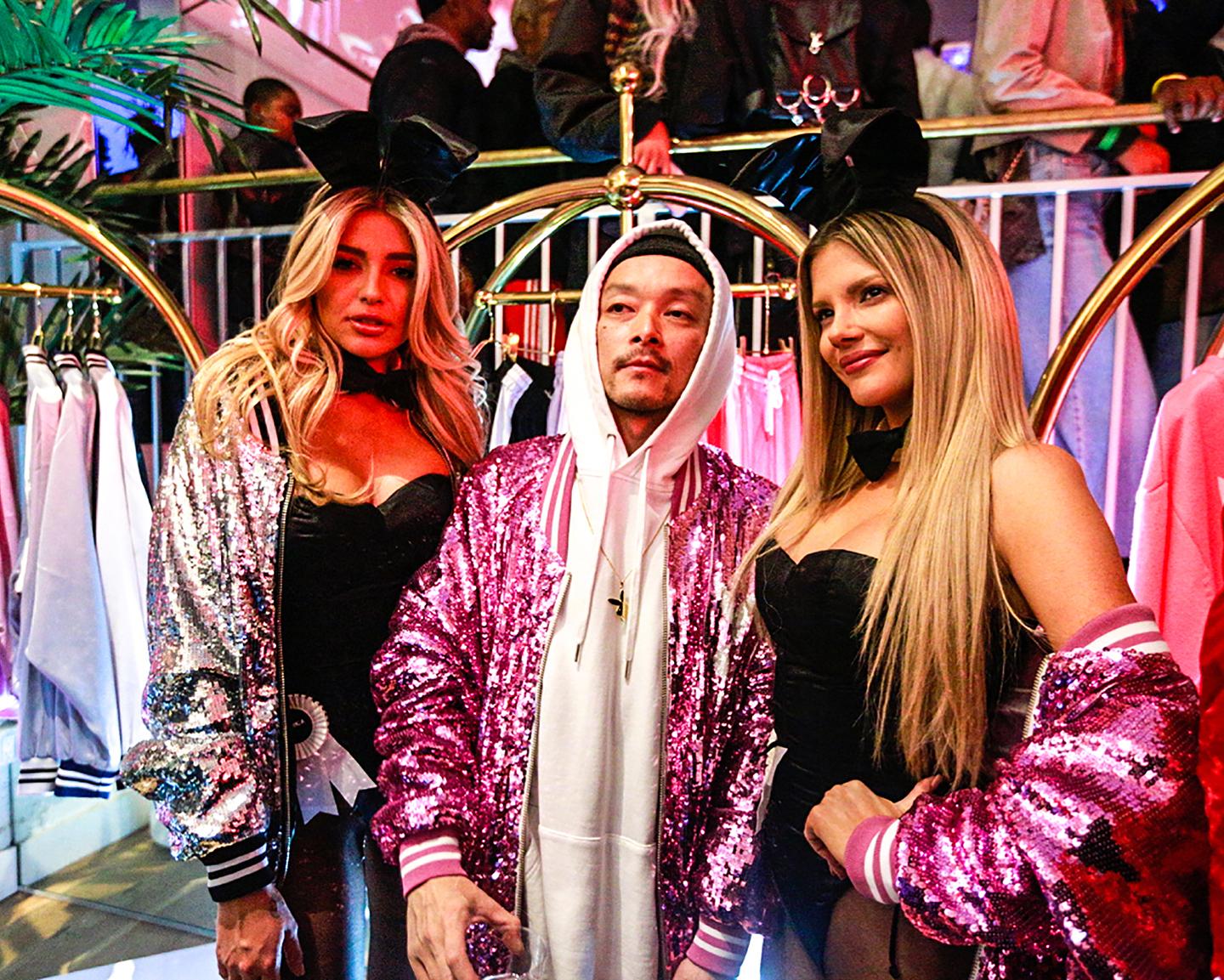 Künstler und Modedesigner wirken mitunter exzentrisch, aber eingerahmt zwischen zwei zauberhaften Playboy Bunnies fällt das eventuell gar nicht mehr auf.