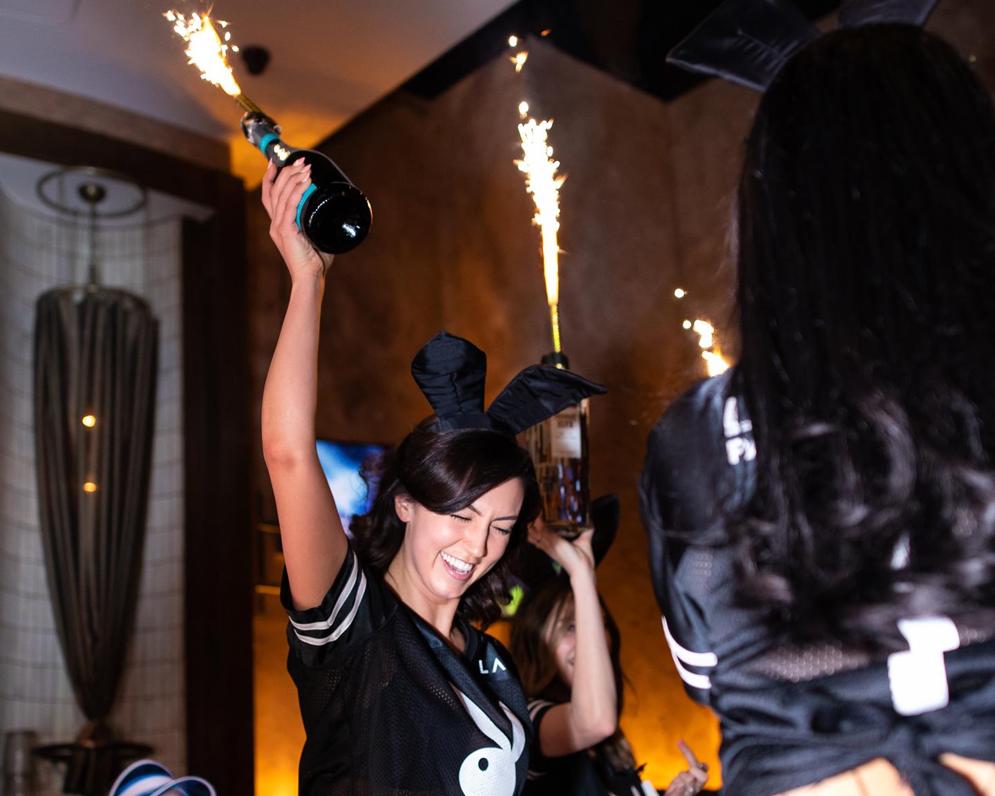 Die Fontänen spucken Feuer und die Playboy Party wird zur Legende!