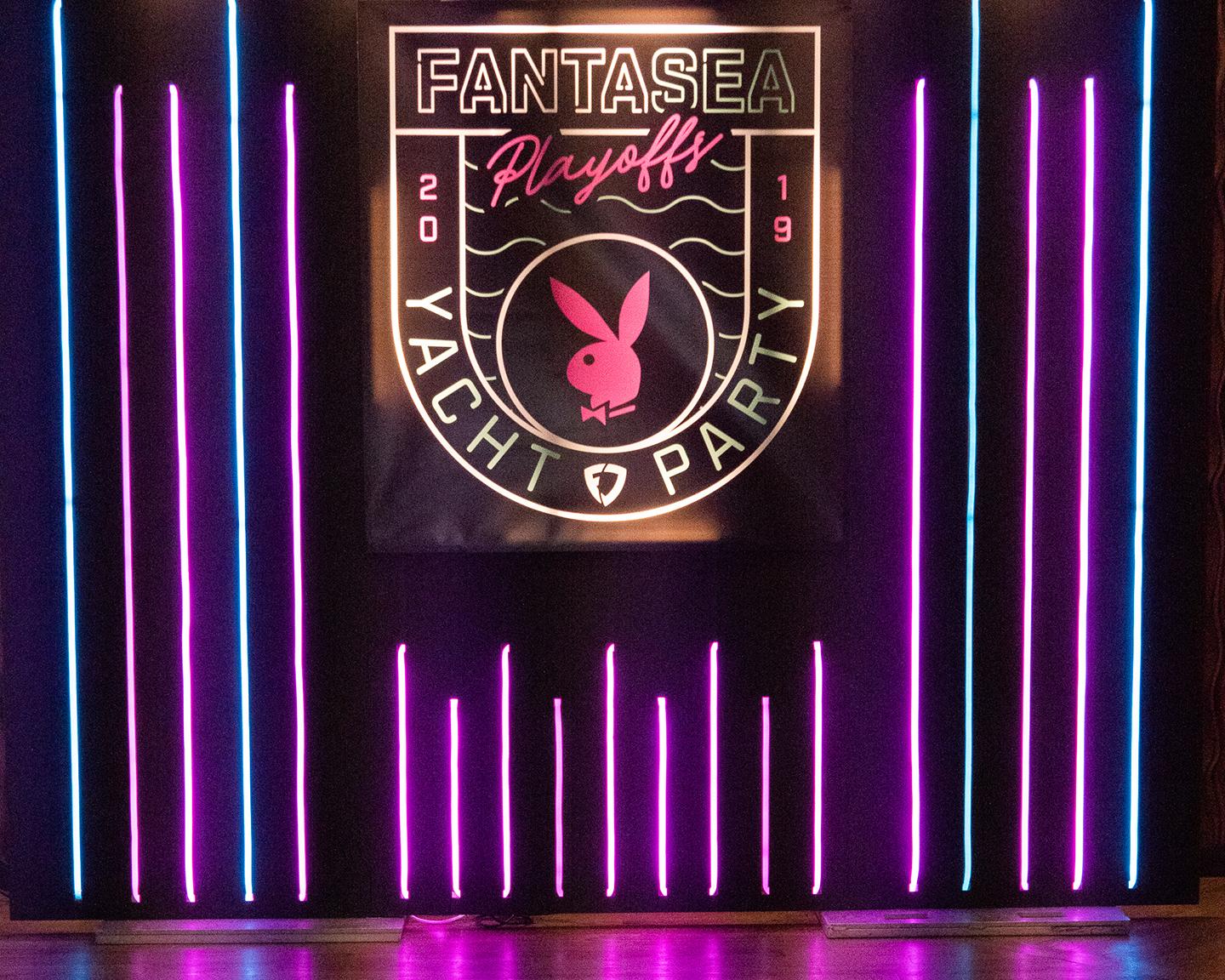 NOCH ist die Tanzfläche leer auf der Playboy FantaSea Yacht Party, aber die Gäste stehen mit Sicherheit schon in den Startlöchern.