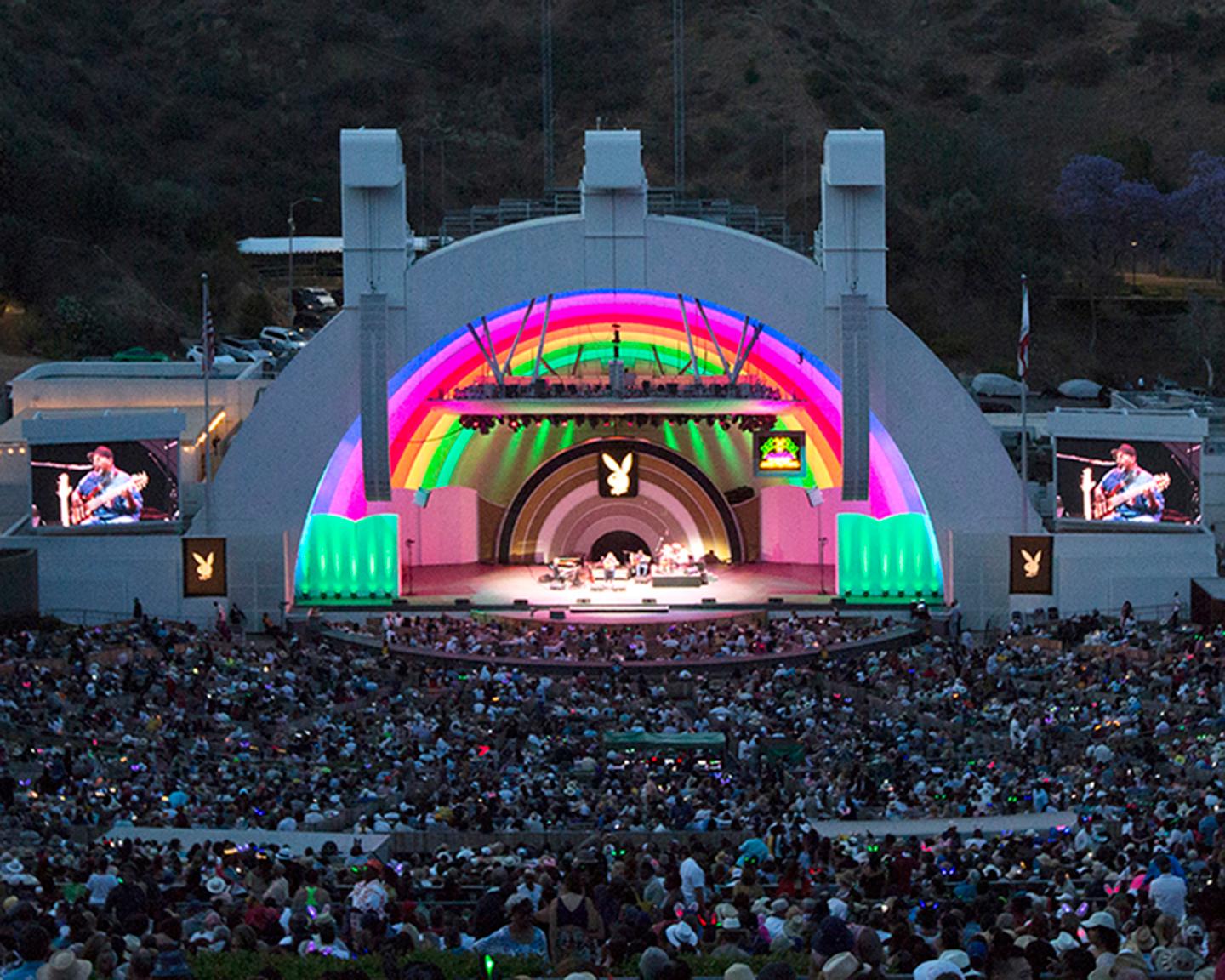 Im Hintergrund der weltberühmte Hollywood Schriftzug, im Vordergrund das 40. Playboy Jazz Festival 2018 in Los Angeles
