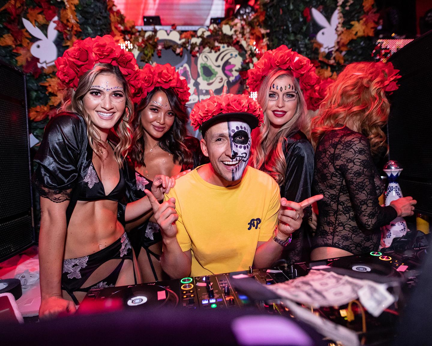 Weltberühmt und doch lässig… DJ Vice legt auf im November 2018 zur Playboy Party "Dia de los Muertos" im Club TAO von Las Vegas.