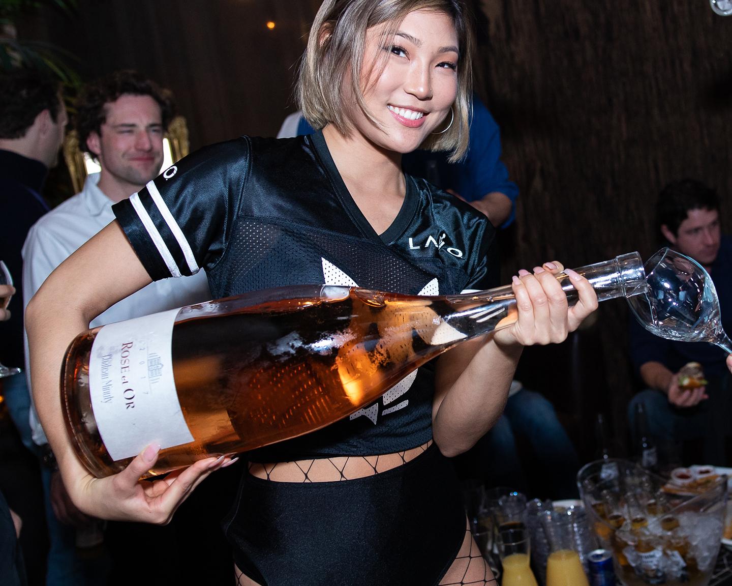 Weit über der Doppelmagnum-Größe… doch bei Playboy Parties ist "zu groß" ein Fremdwort