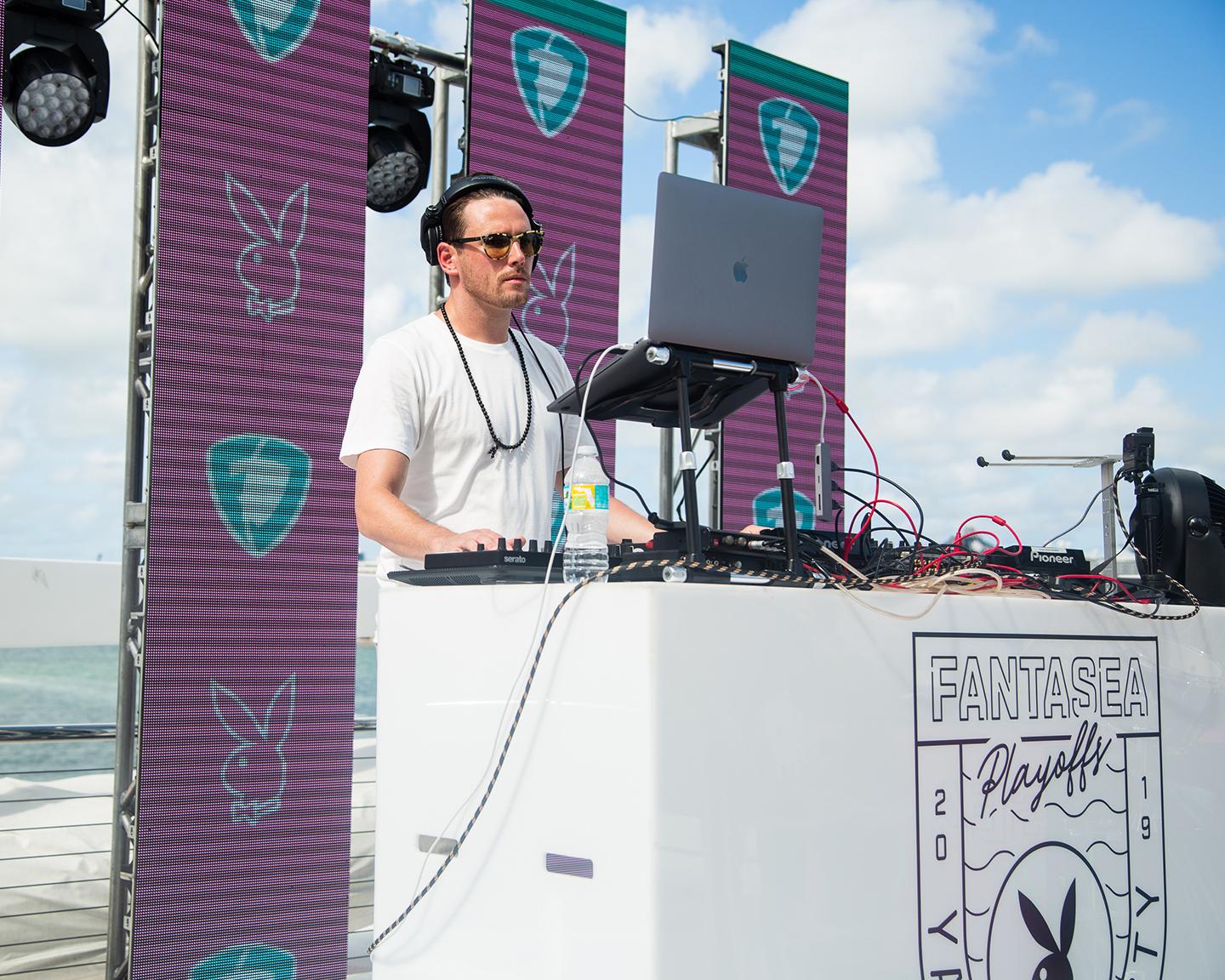 Auch DJ´s gehören zu einer ordentlichen Playboy Yacht Party, so wie hier zur FantaSea 2019
