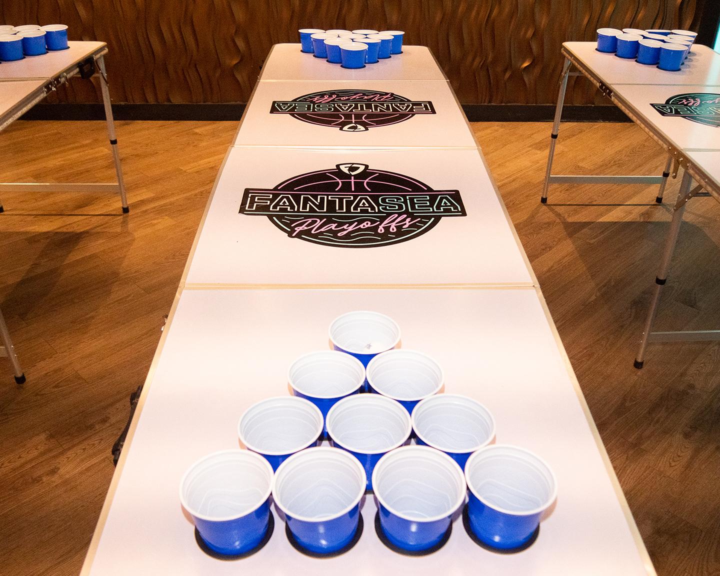 Auf einer Playboy Party wird nicht nur gefeiert, getanzt, getrunken und geflirtet, sondern auch intensiv Sport getrieben