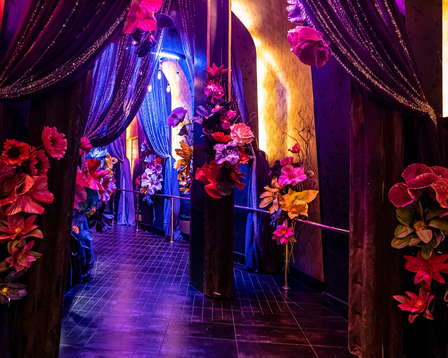 Playboy Midsummer Nights Dream - Schön geschmückt ist die Playboy Party ja...