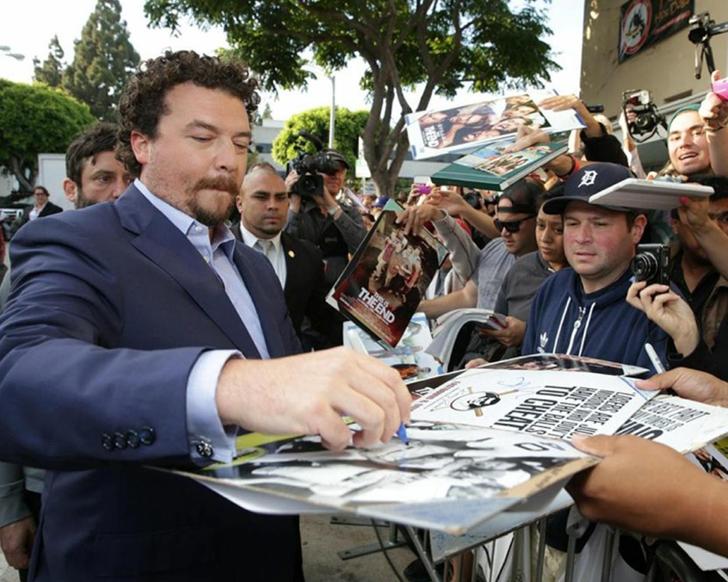 Die Premiere von This is the End zieht natürlich unzählige Fans herbei und alle, wirklich alle wollen das eine oder andere kleine Autogramm erhalten