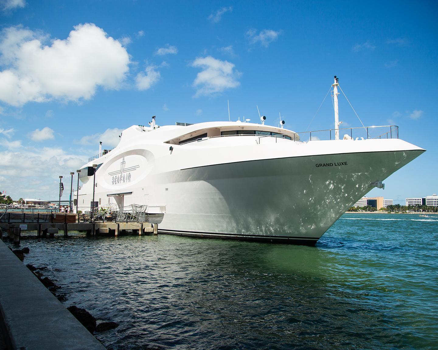 Eine Playboy Yacht Party benötigt natürlich auch eine echt gigantische Yacht... alles andere wäre unangemessen für das Playboy Selbstverständnis