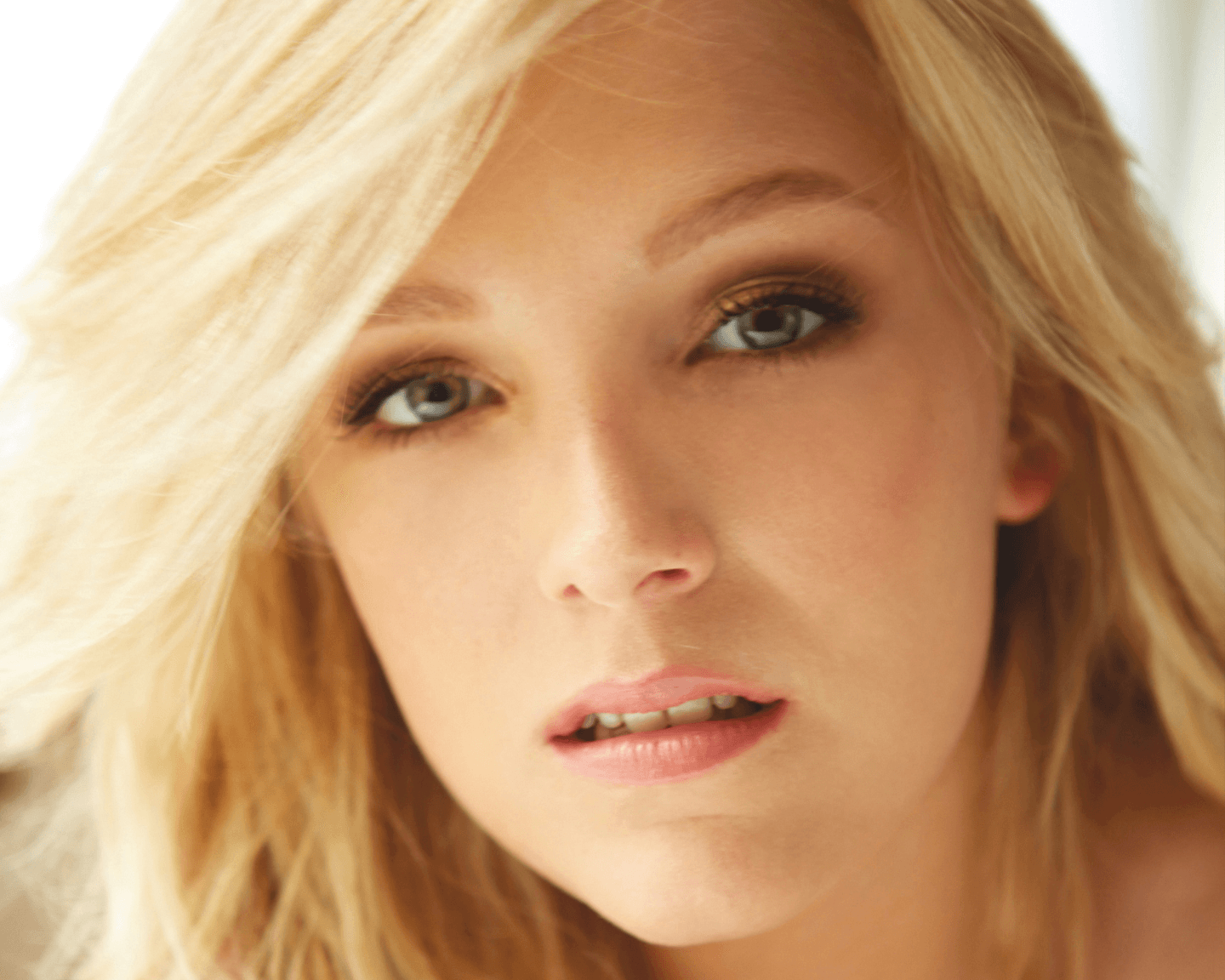 Iris Mareike Steen ist nicht nur Schauspielerin (GZSZ, uvm.), sondern auch Musikerin und zu unserem allen Glück auch Fotomodell!Steen gefällig?
