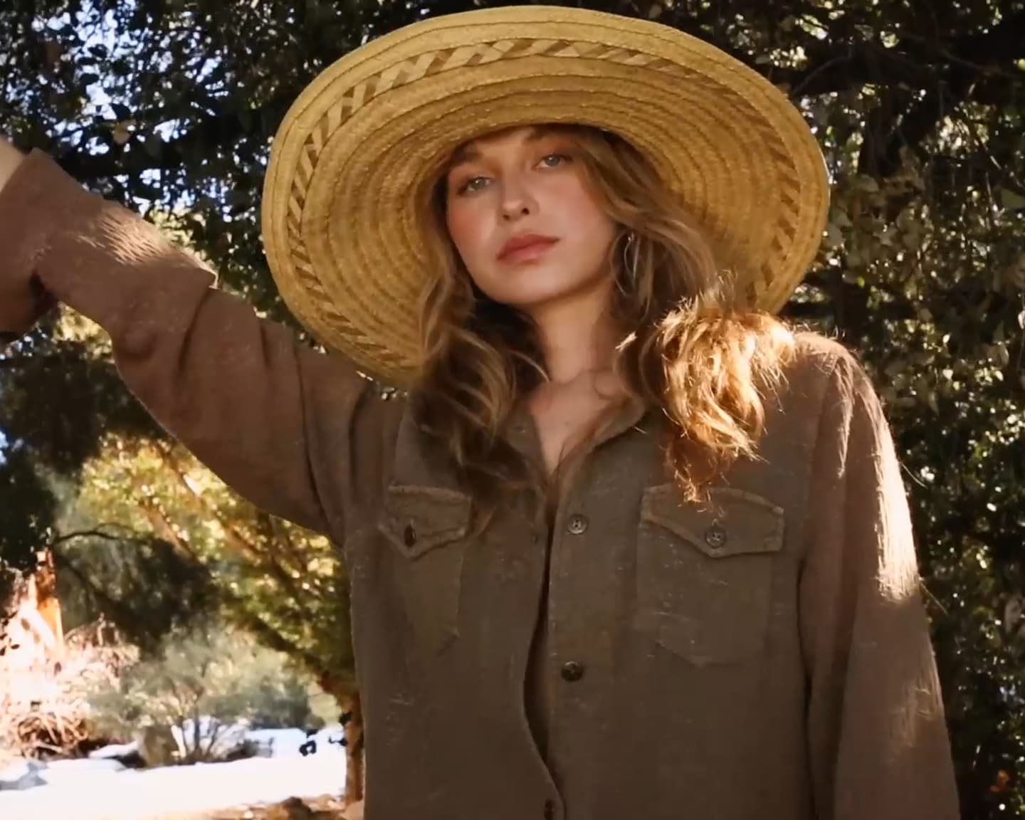 Playboy Muse (Brittany Woodland): Brittany macht einen Spaziergang durch den Wald, als...