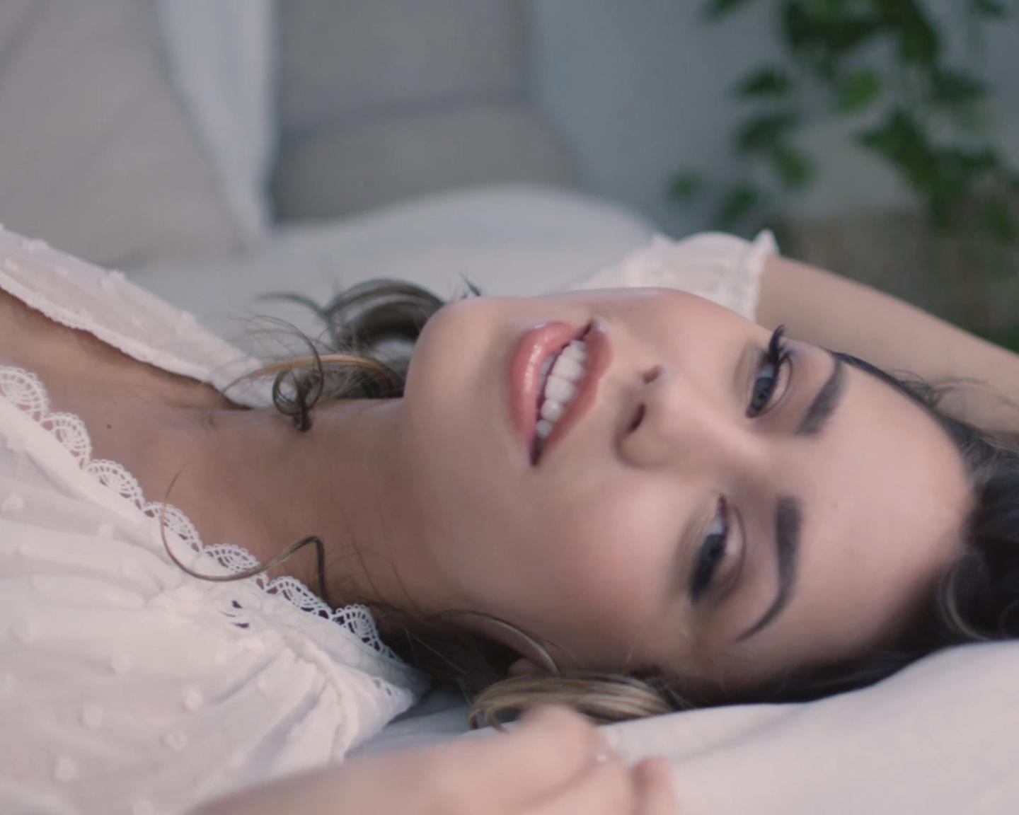 Playboy Muse (Alina Lopez): Ein zauberhafter Schein, ein Licht und ein Leuchten,...